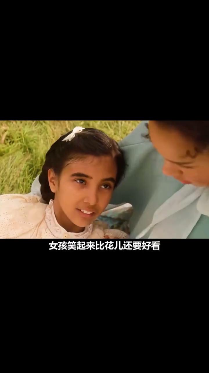 女孩只是轻轻的点了下河水，接着河水就形成了旋涡。下一秒，女孩就像是被什么东西拉住