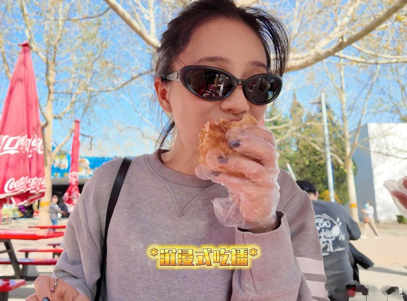 姜珮瑶沉浸式打卡面包节姜珮瑶 面包脑袋谁懂啊！姜珮瑶逛面包节也太真实了吧～满眼都