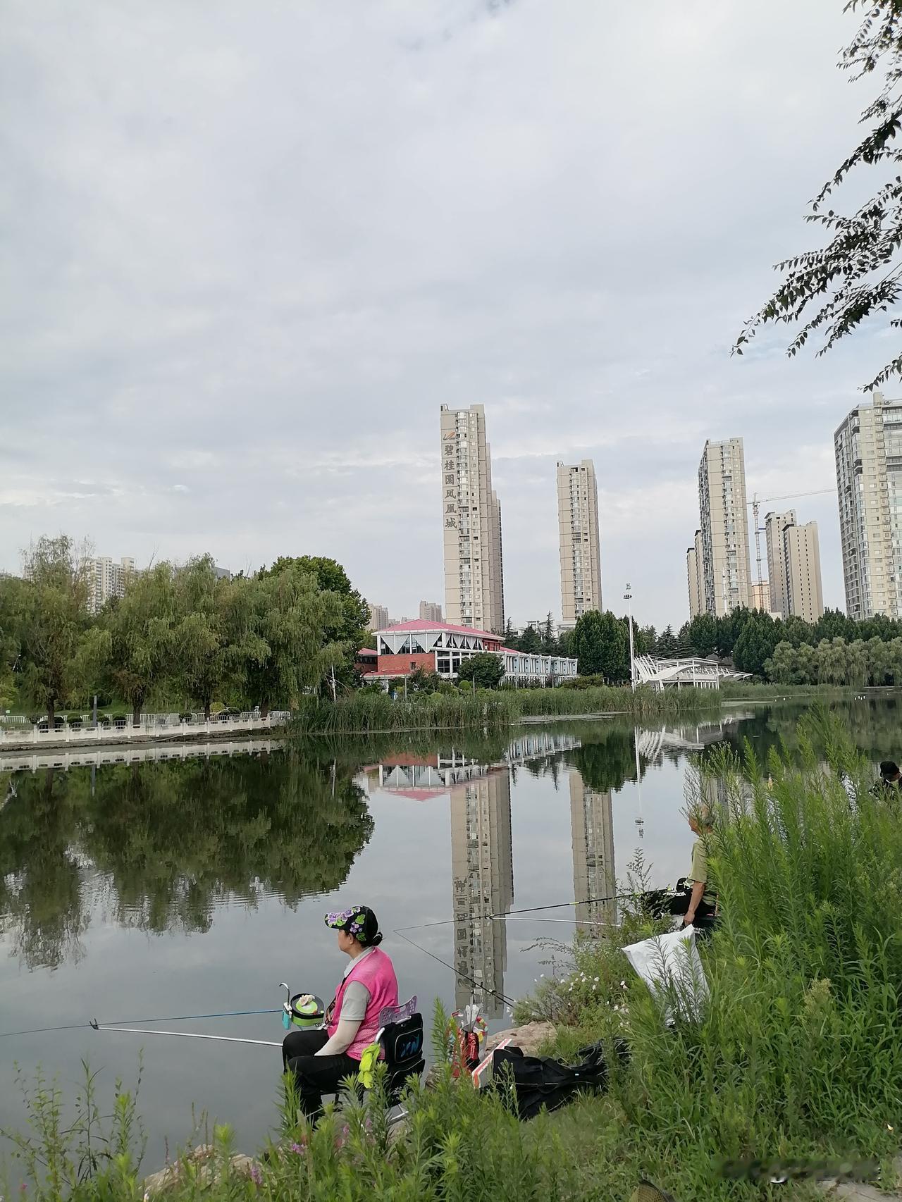 分享一张最近随手拍的照片钓鱼不是男人的专利，女子钓鱼也够拼。疯狂的钓鱼女 女钓手