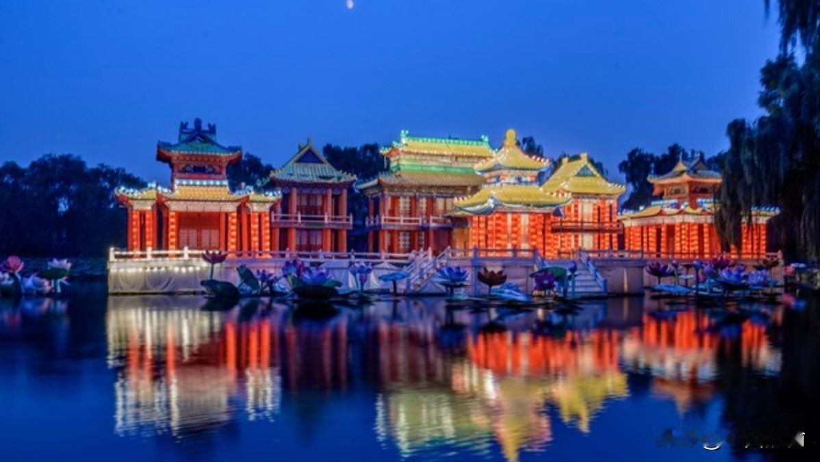 老师给学生的爸爸土豪打电话说：“你的儿子越来越不像话了！”土豪问：“为什么？”老