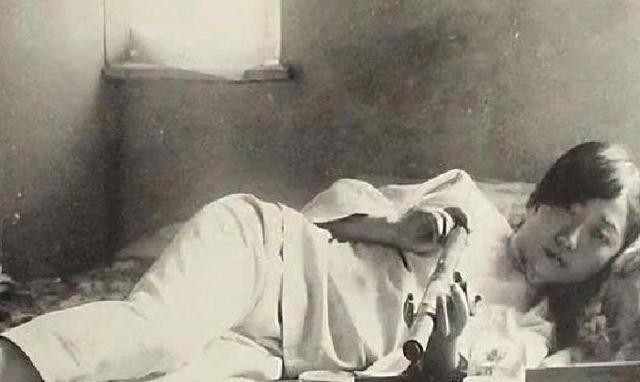 晚清时期的宫廷生活里，太监是清朝皇宫的特殊群体，他们在封建制度下，尽管身份低微，