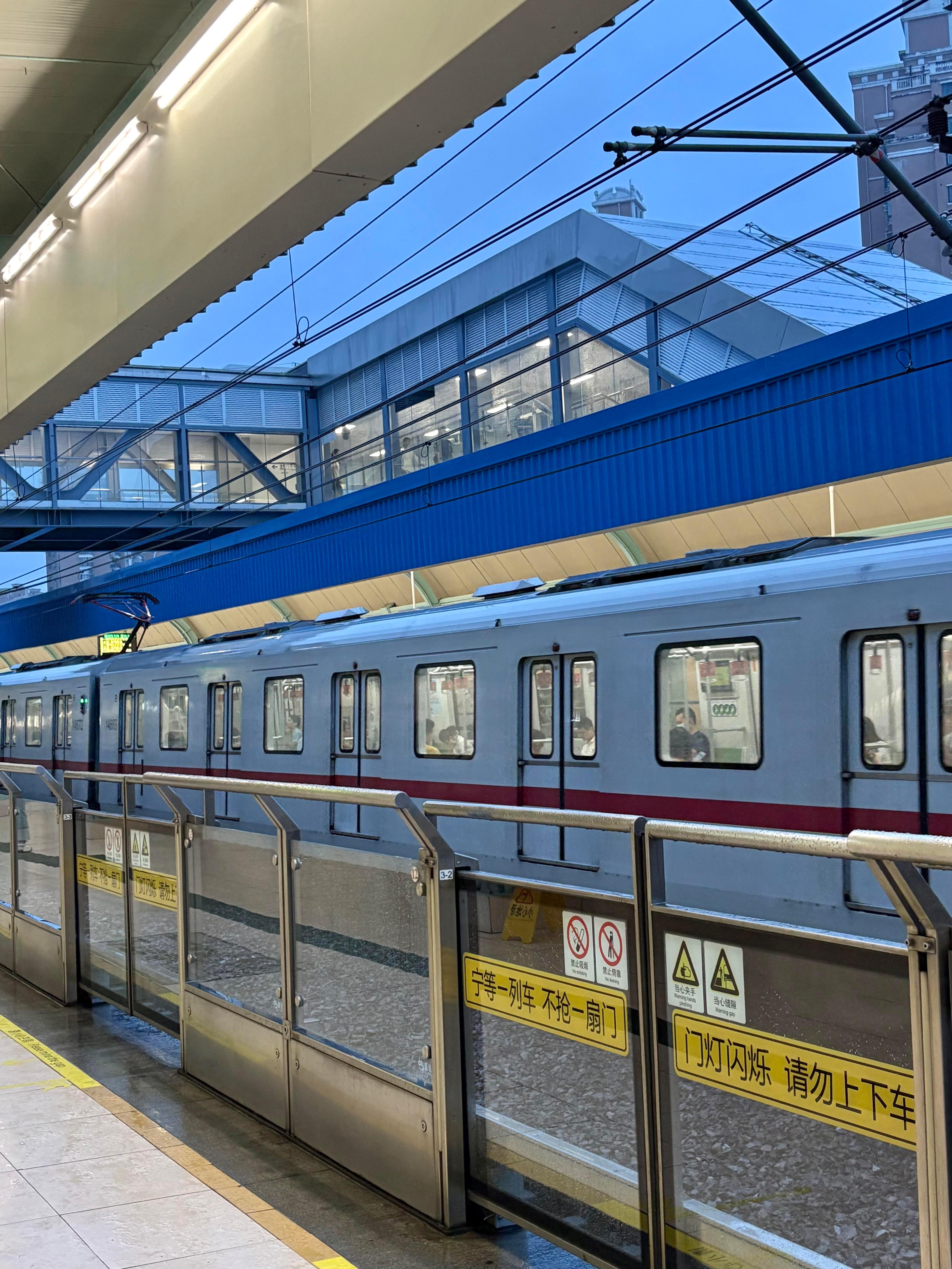 上海地铁很有氛围感了上海地铁充满了热闹氛围枯燥通勤迎来全新模样，动感的运动布景装