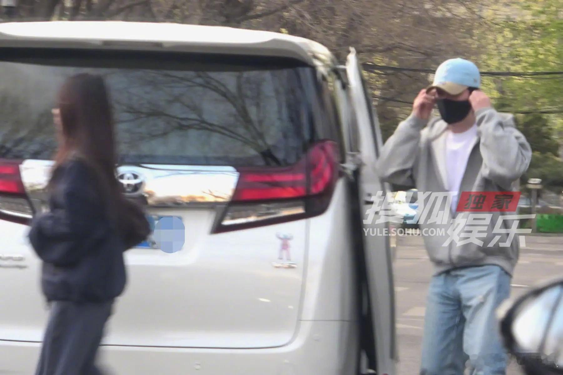 朱一龙收工后吃日料 近日，朱一龙结束工作后直奔日料店，龙哥穿着简单的帽衫牛仔裤，