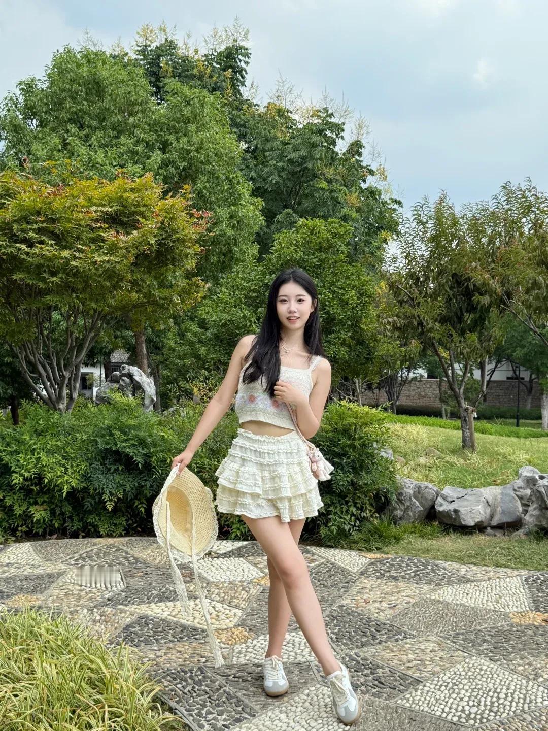 她的笑容，仿佛是治愈世间一切烦恼的灵丹妙药。如同冬日里的暖阳，又似夏日中的清风，