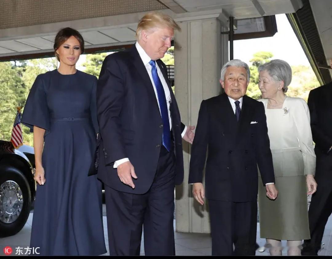 美国总统特朗普高大威猛，日本天皇矮小猥琐。俩人往一起站，妥妥的老爷会见管家。
国