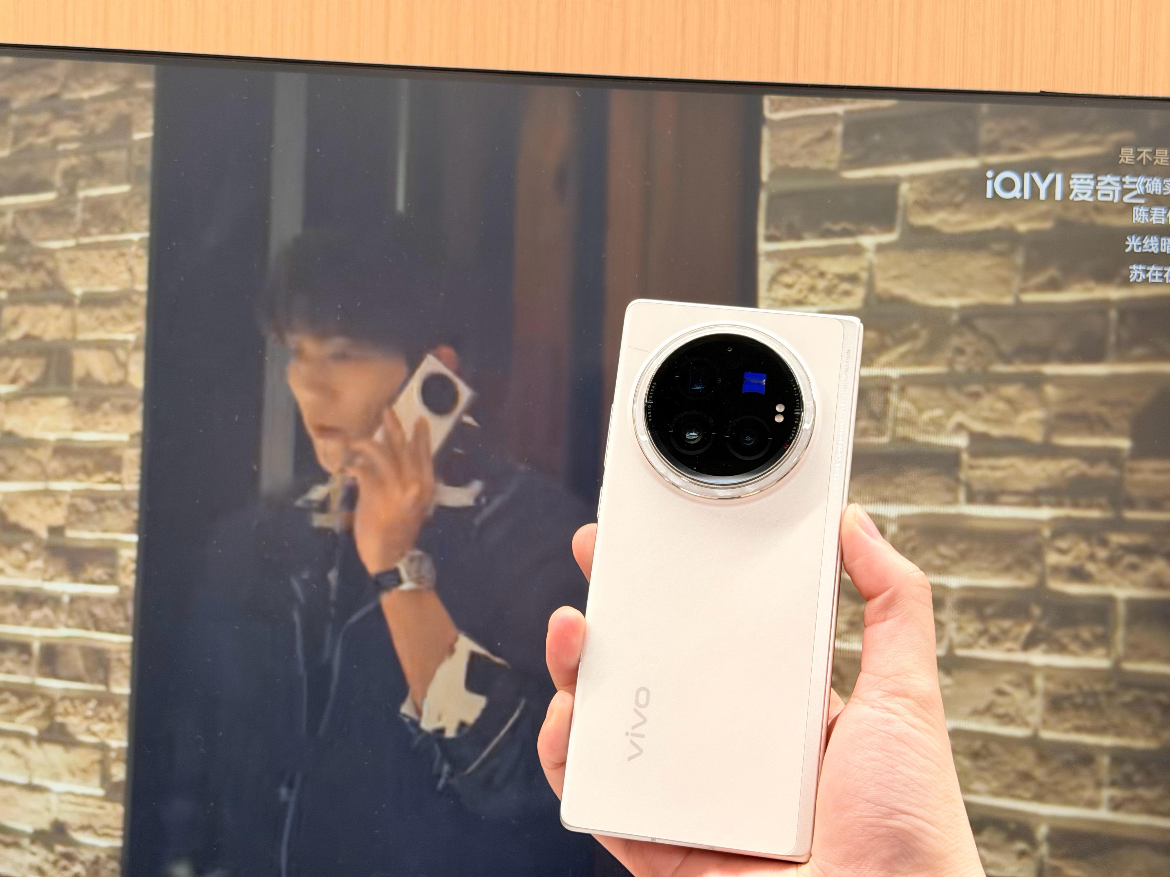 最近在追还挺火的《轧戏》发现胡羞用的居然是我同款X200 Pro mini剧里还