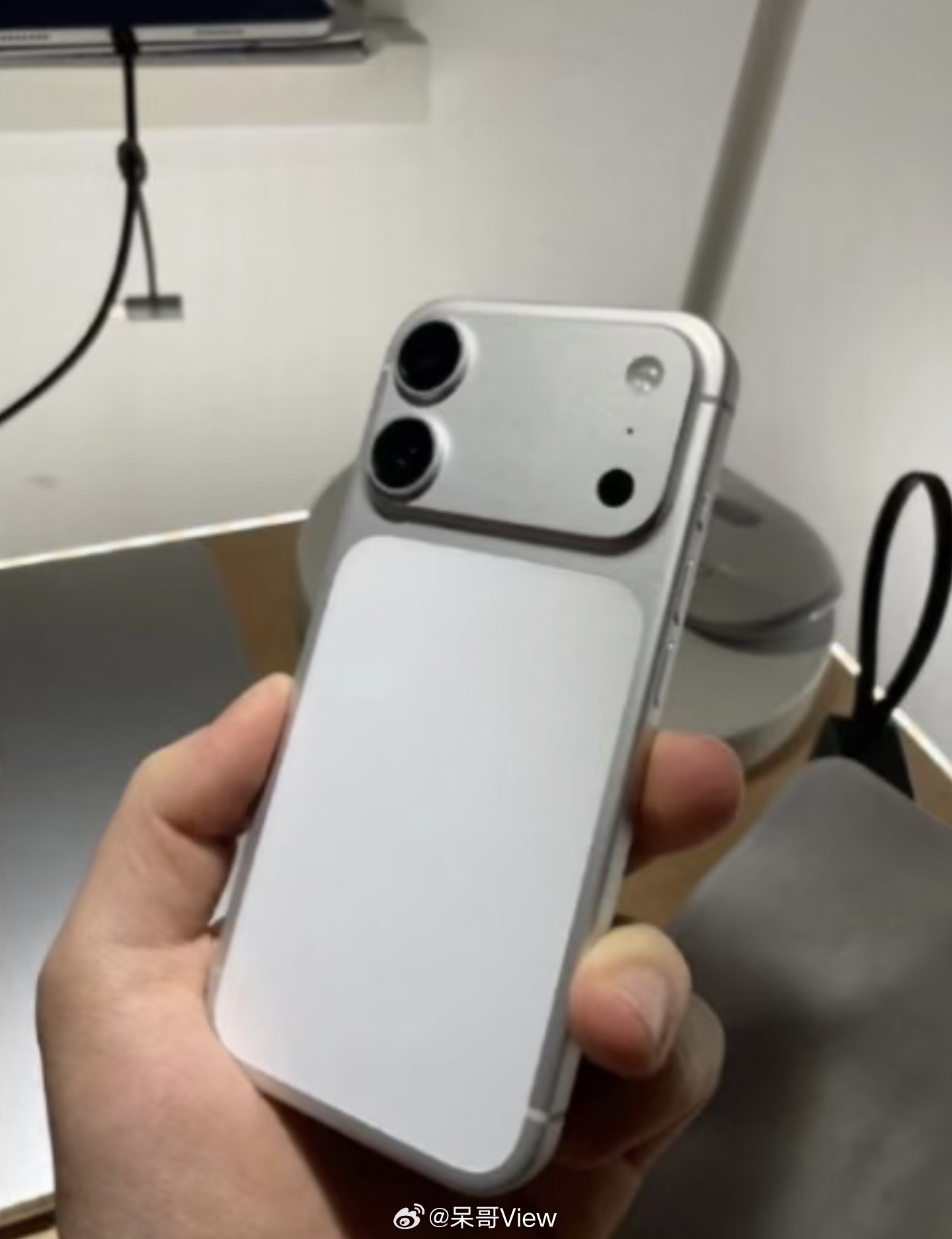 iPhone18标准版外观曝光，改成跟大杯统一设计的横向矩阵了，看着确实精神了不