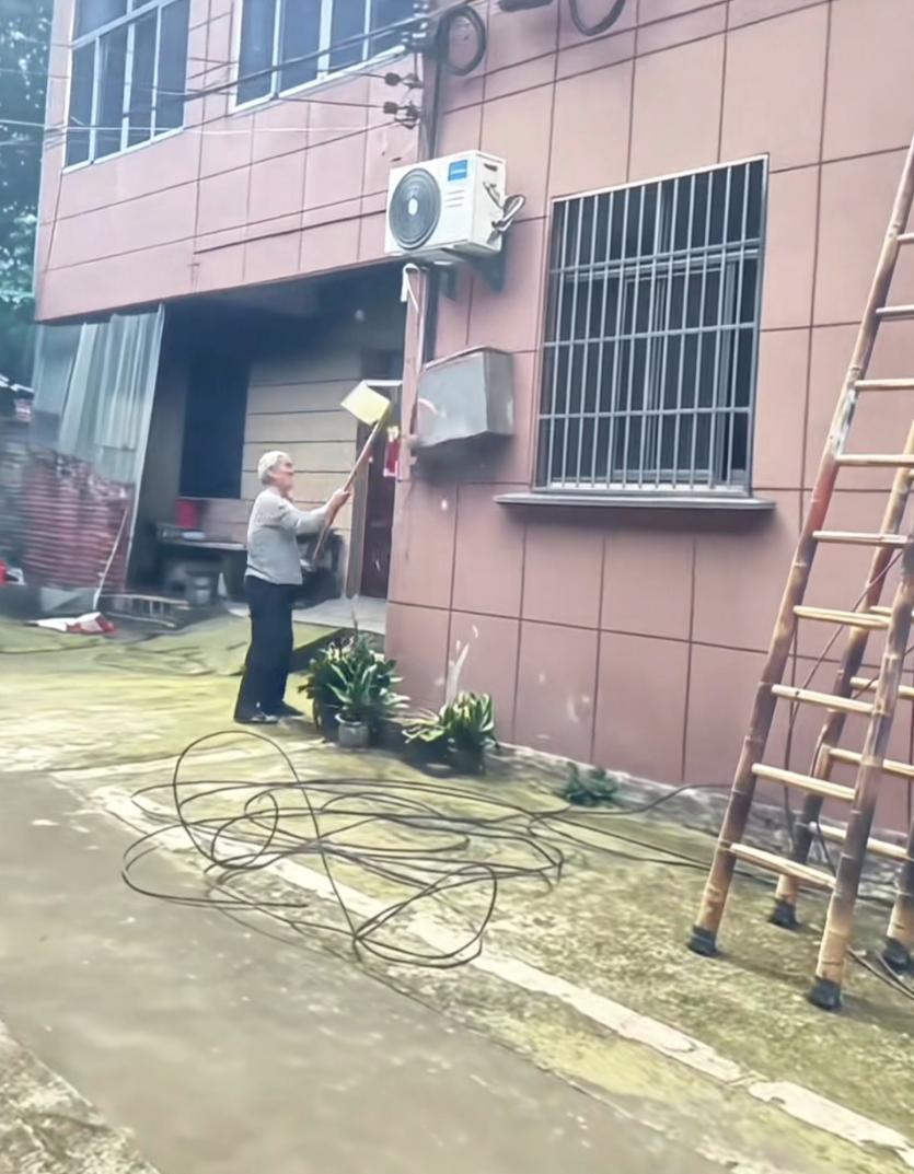 村里闹了一场不小的纠纷，全程看得人五味杂陈。宽带公司进村铺设网络，为了方便施工，