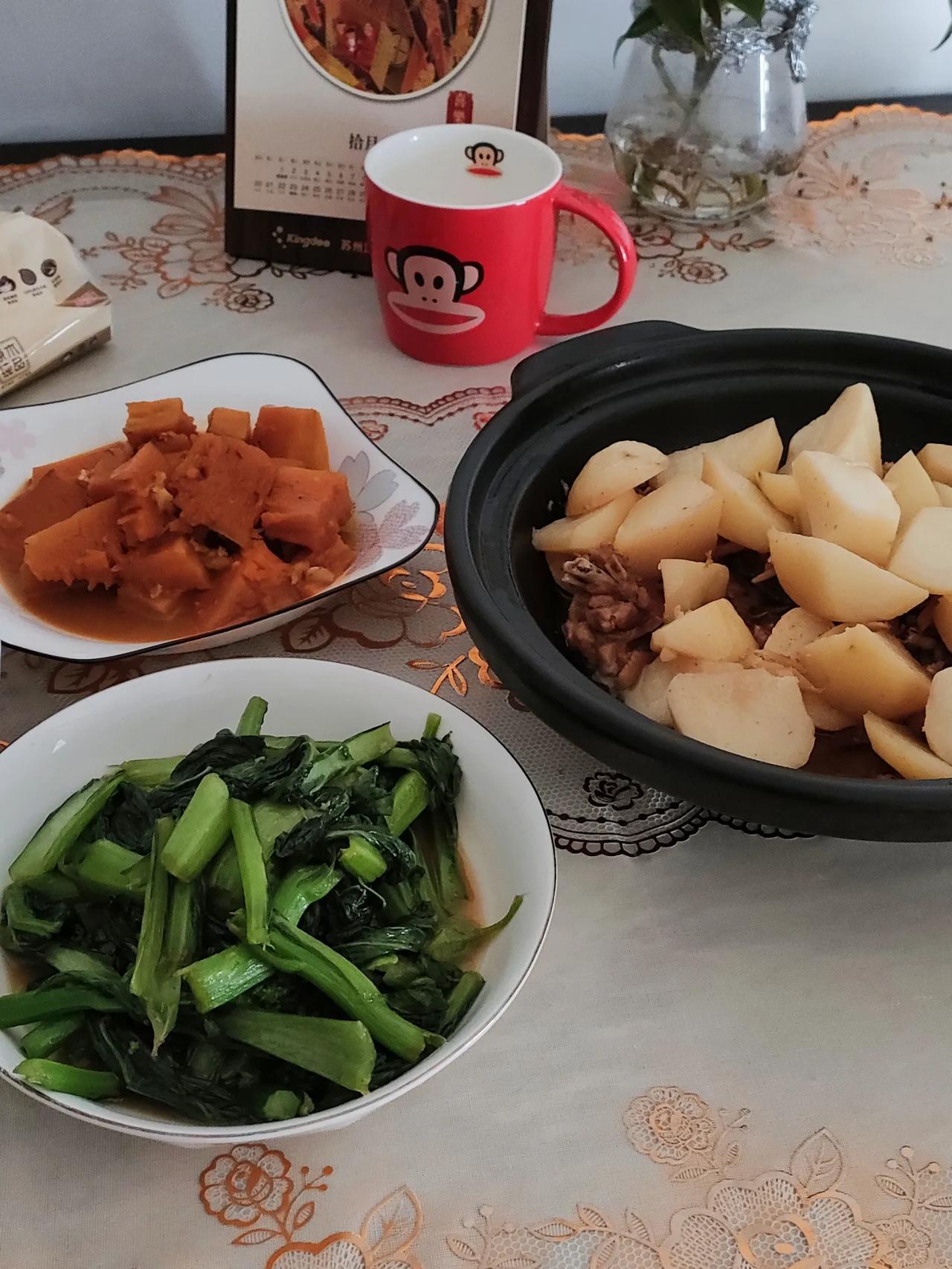 鸡肉的品质决定了烧出来的鸡的可口性。这个鸡商家广告声称：正宗沂蒙山黑脚老母鸡，假