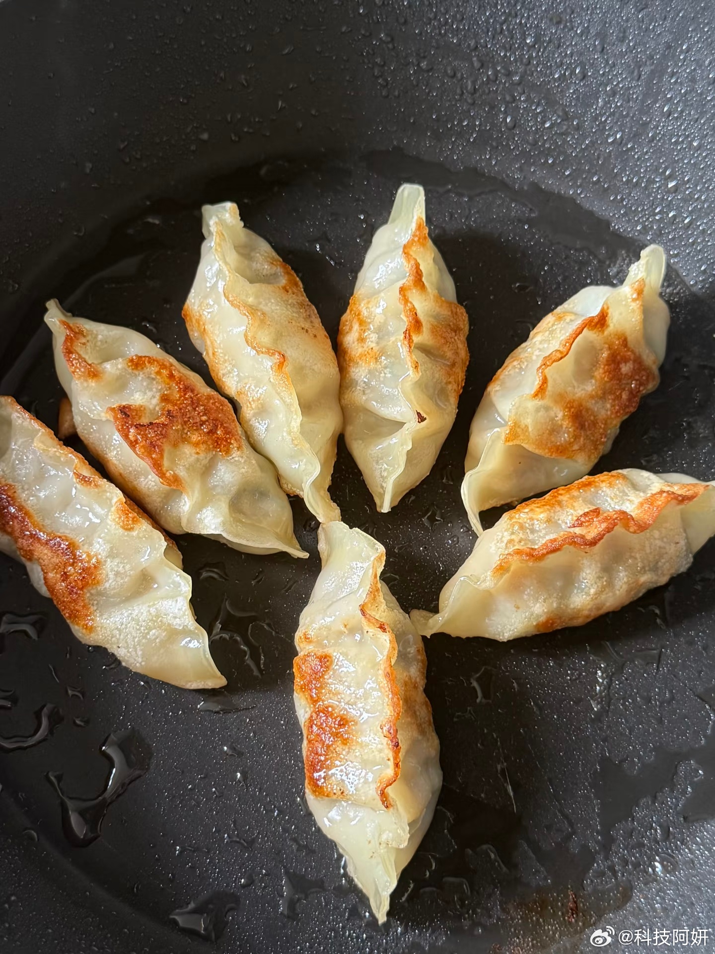早上好呀～简简单单给自己煮了鸡蛋面今天的煎饺好好次[馋嘴]你们也记得吃早餐哦[心