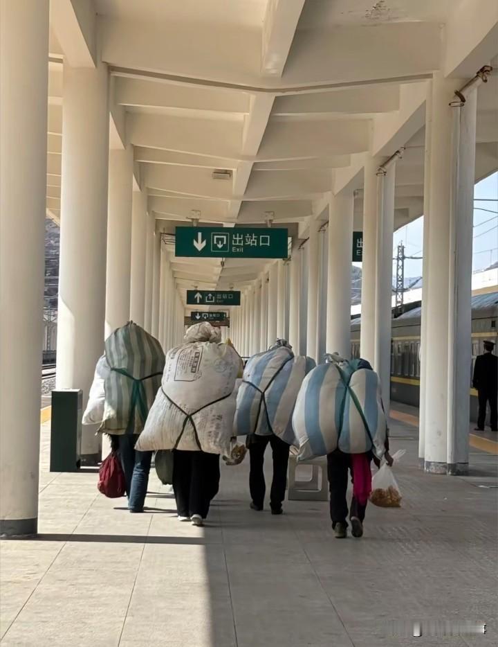 谋生的路上，大家都很辛苦，有人愁柴米油盐口袋空空，有人苦人情冷暖真心难懂。家家有