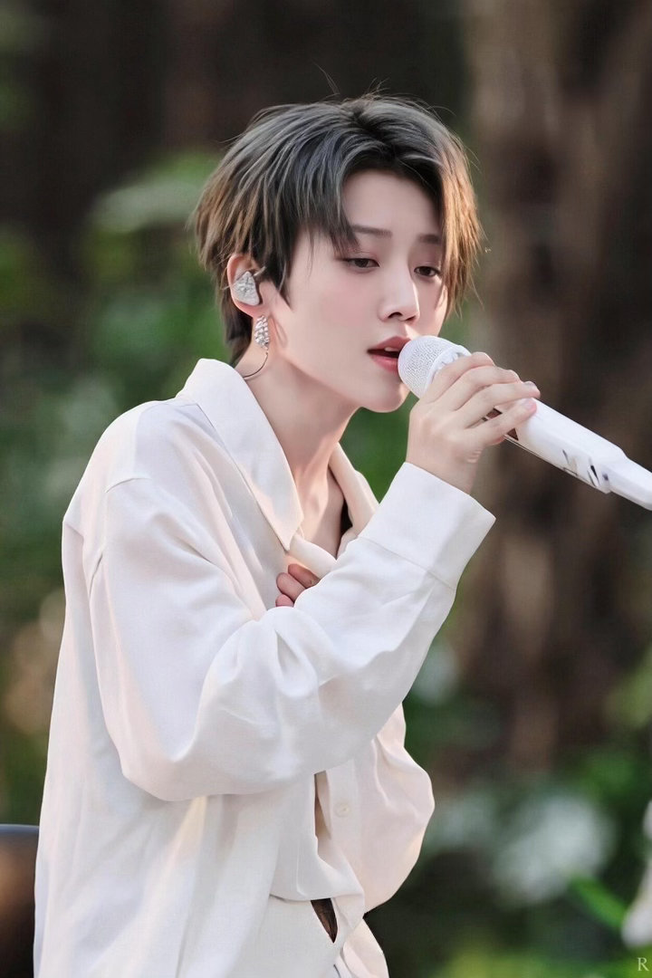 刘雨昕跳舞的是刘雨昕不舒服的是邓超618夏日歌会 刘雨昕locking popp