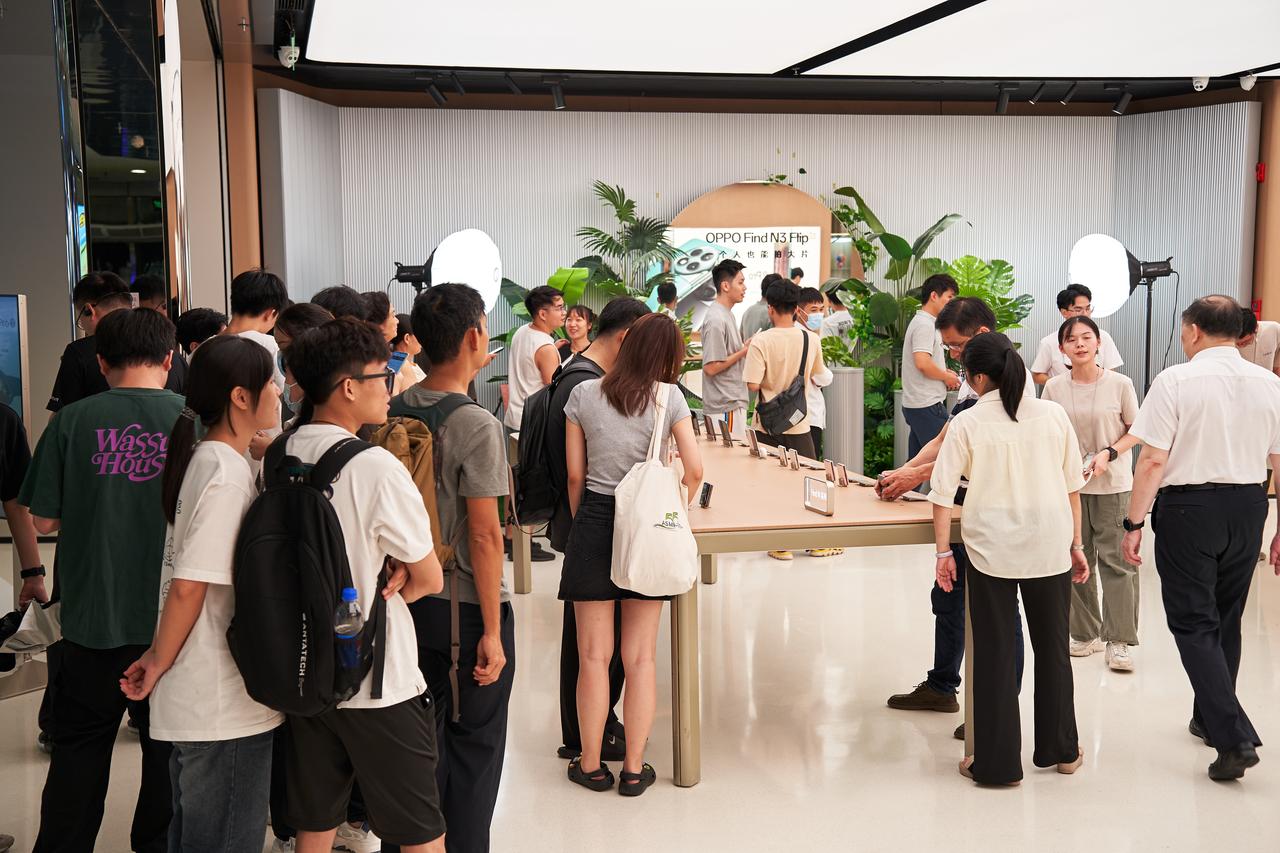 路过OPPO在正佳广场的旗舰店，看到一堆人在排队，好奇过去凑了一下热闹，原来店里