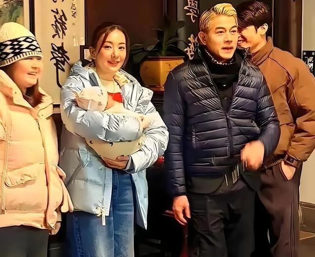 老来得子，再一次喜得三千金的天王郭富城幸福写在脸上，老来得子，的确是不容易，可喜