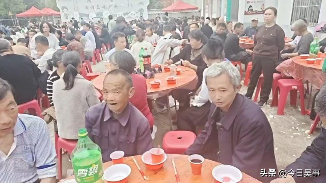 值得提倡！
首先:清明祭祖，是对逝者的哀思，也是对亲人的缅怀；
其次:清明祭祖也