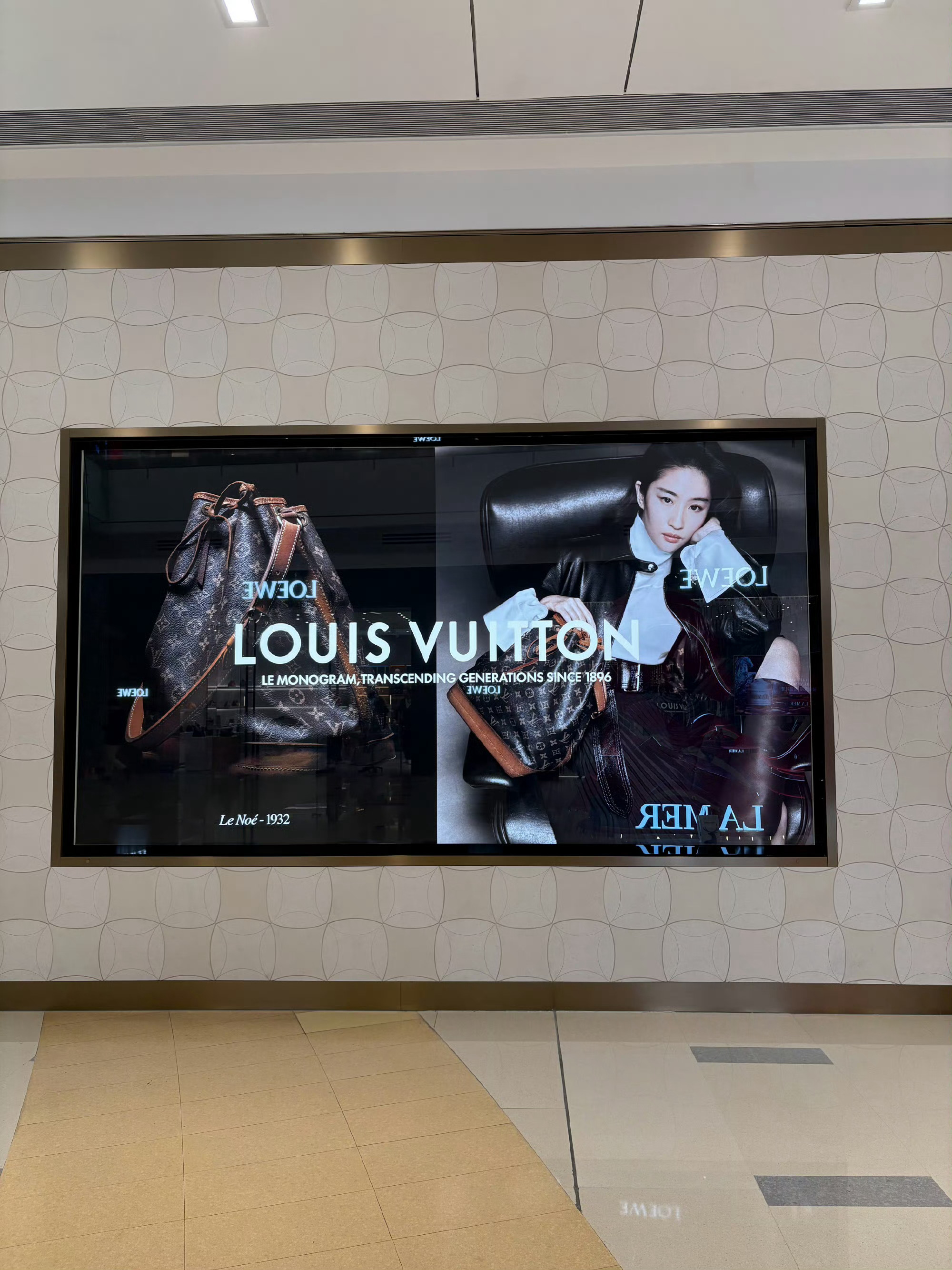 菲迷投稿，深圳万象城（罗湖）户外也铺了刘亦菲LV硬广地广，之前是室内铺了