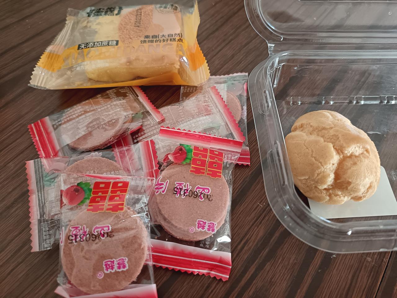 早上简单的快乐就是这些小零食🍰 酸甜山楂配松软泡芙，一口一个，幸福的满足感拉满