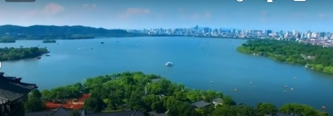 幅幅画卷，尽显华夏盛世荣光。纵横路网联通四方，高铁空港驰骋山河，港口枢纽通达世界