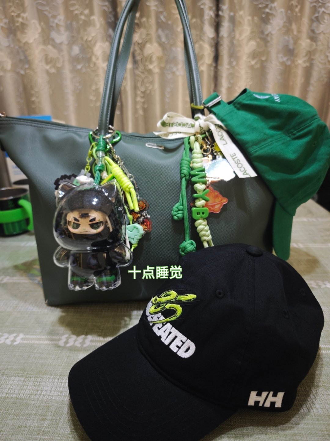王一博车队绿色工作服我真服了，哈哈哈哈没带啥东西，有满满的一袋，明天要早起，晚安