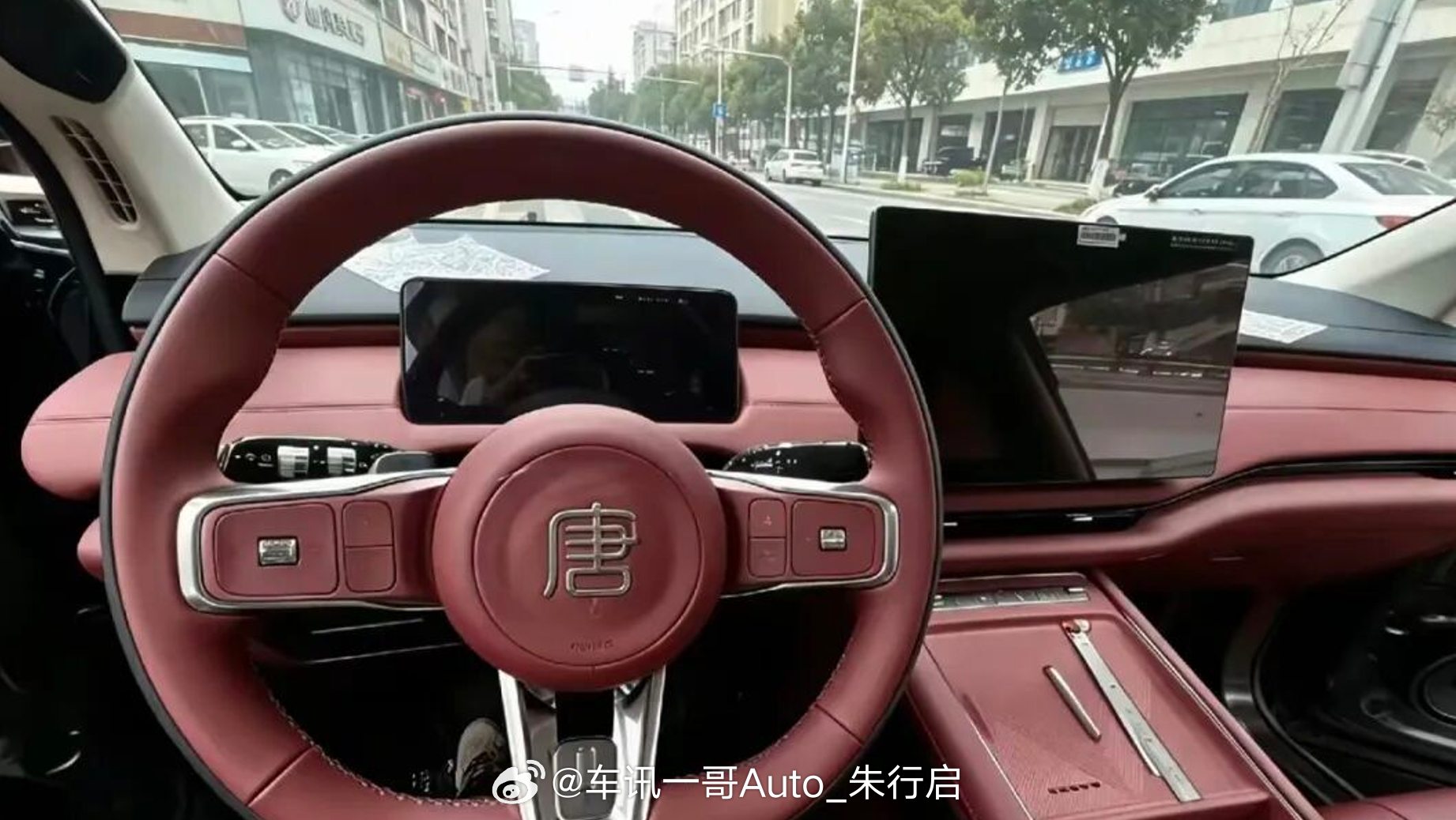 近日，比亚迪改款唐的伪装车照片亮相，新车采用了半隐藏式问把手设计，此外，比亚迪改