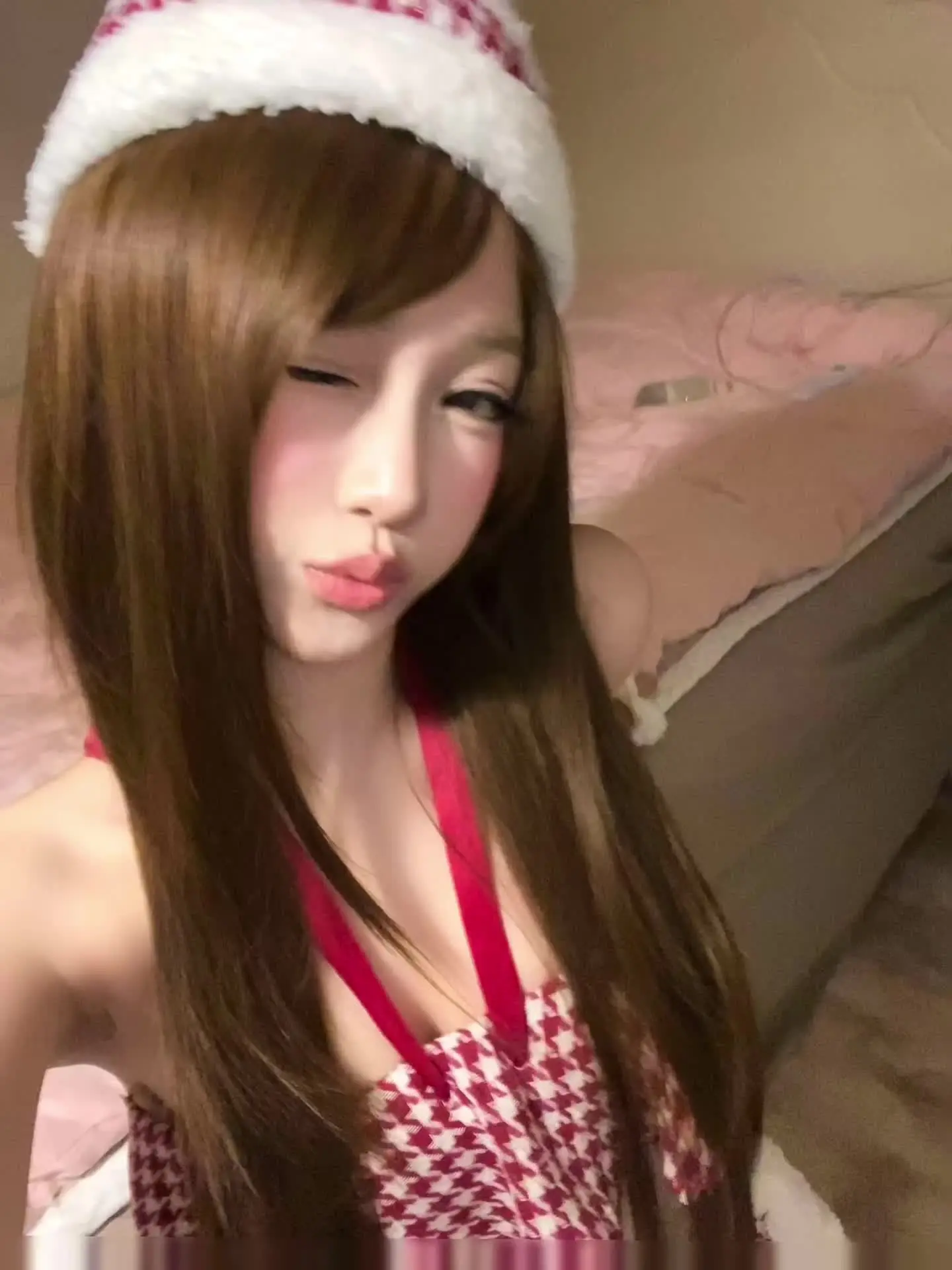 其实已经不在乎 只不过视奸变成了肌肉记忆