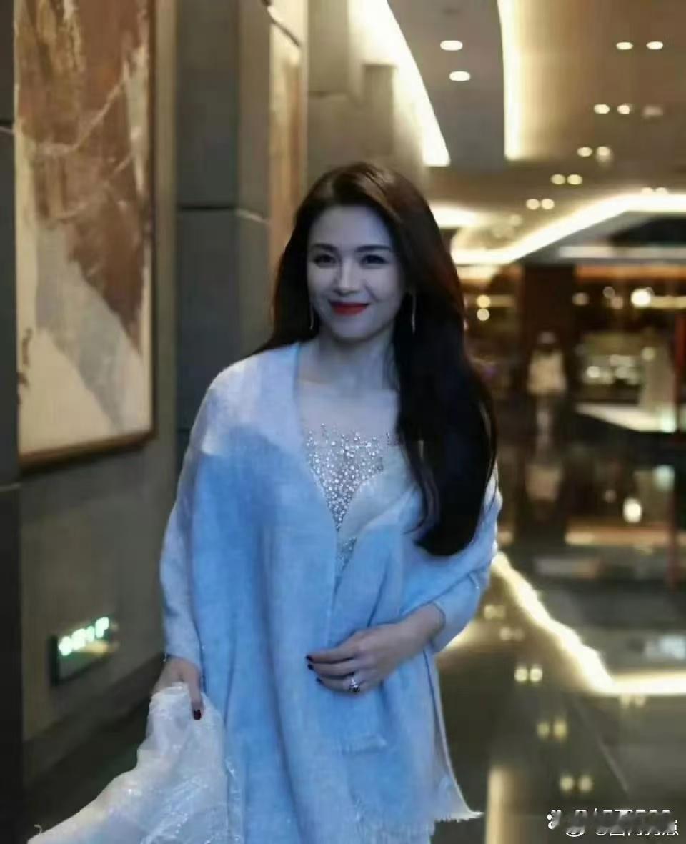 刘涛真是“逆龄生长”的代表！47岁的她不仅没被岁月留下明显痕迹，反而越活越漂亮，