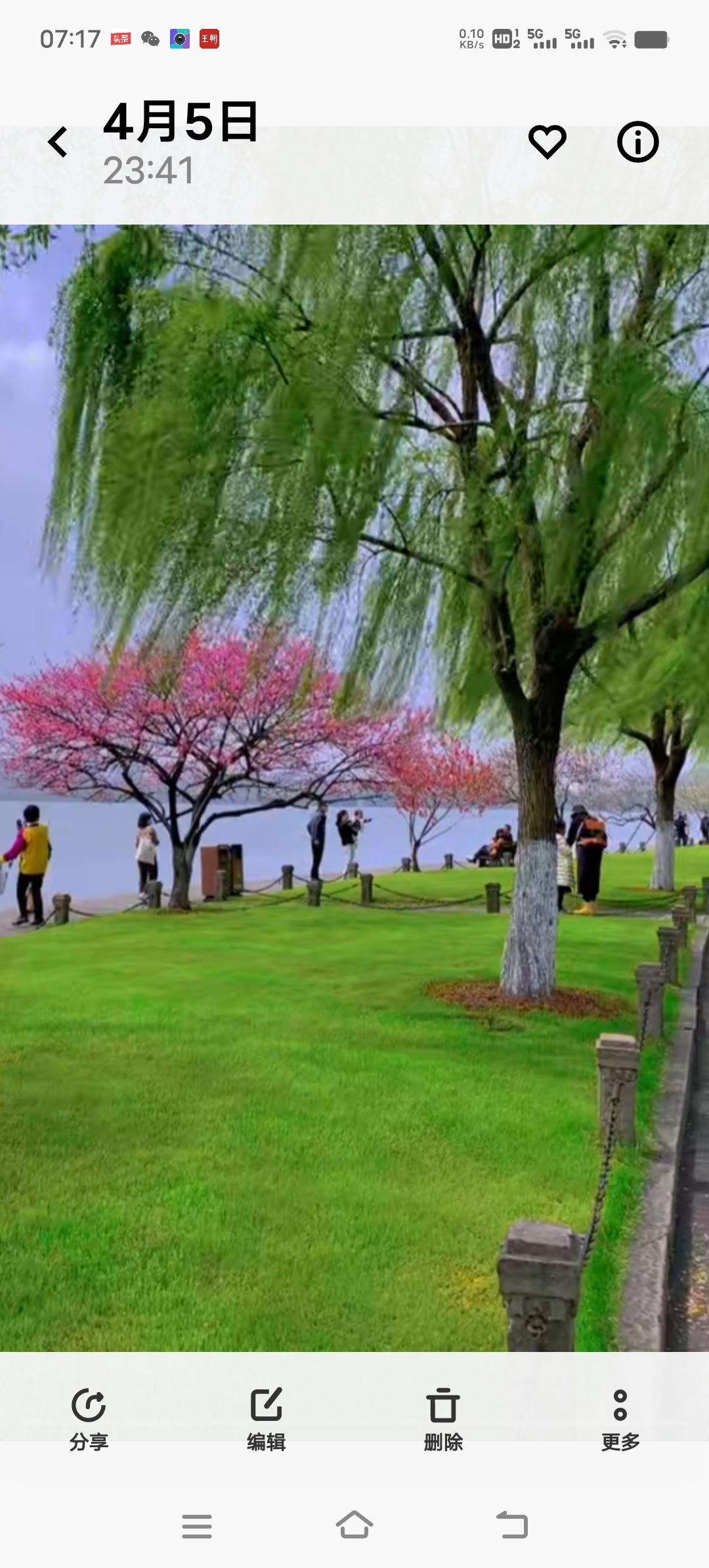 标题：多看青山绿水，对眼睛特别好
出门看看青山绿水，心情舒畅，对眼睛也很有益。