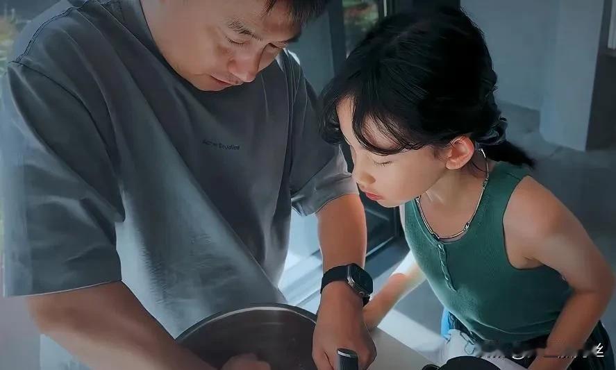 黄磊的教育方式独树一帜，他让两个女儿都走上了厨艺之路。大女儿黄多多赴海外留学，小