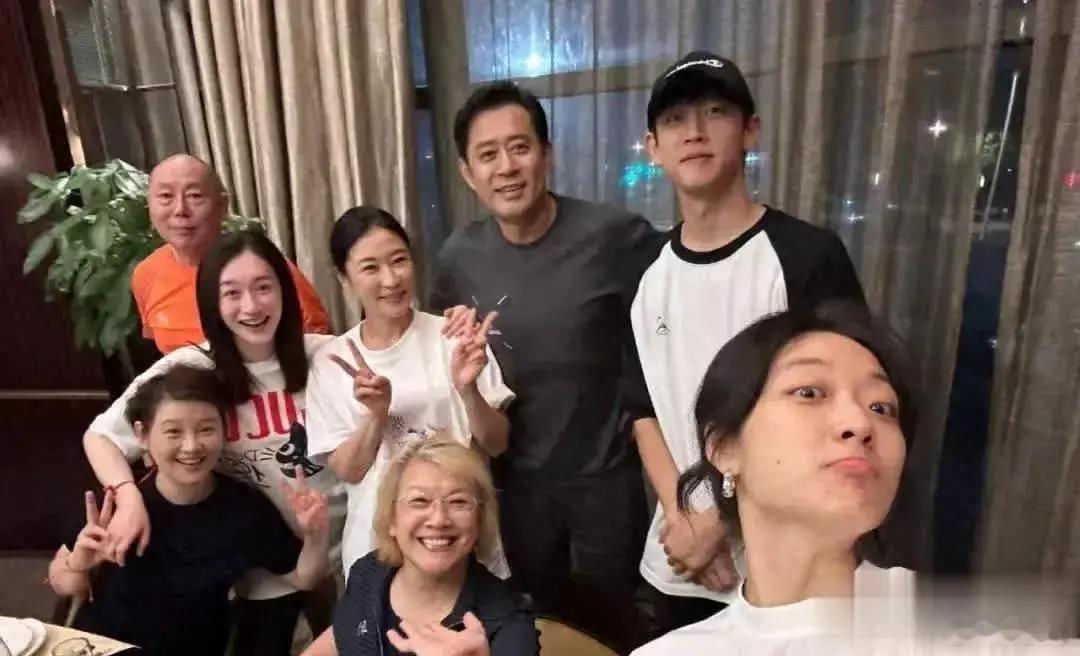 演员私下素颜合影，我看着人家状态都挺好，怎么也是演艺圈的人，网友非得说得好像个个