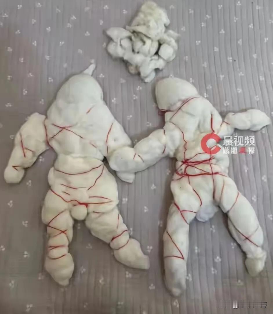 河南焦作，女子生二胎，母亲过来帮忙照顾孩子，发现女儿盖的喜褥还是结婚时的，提议把