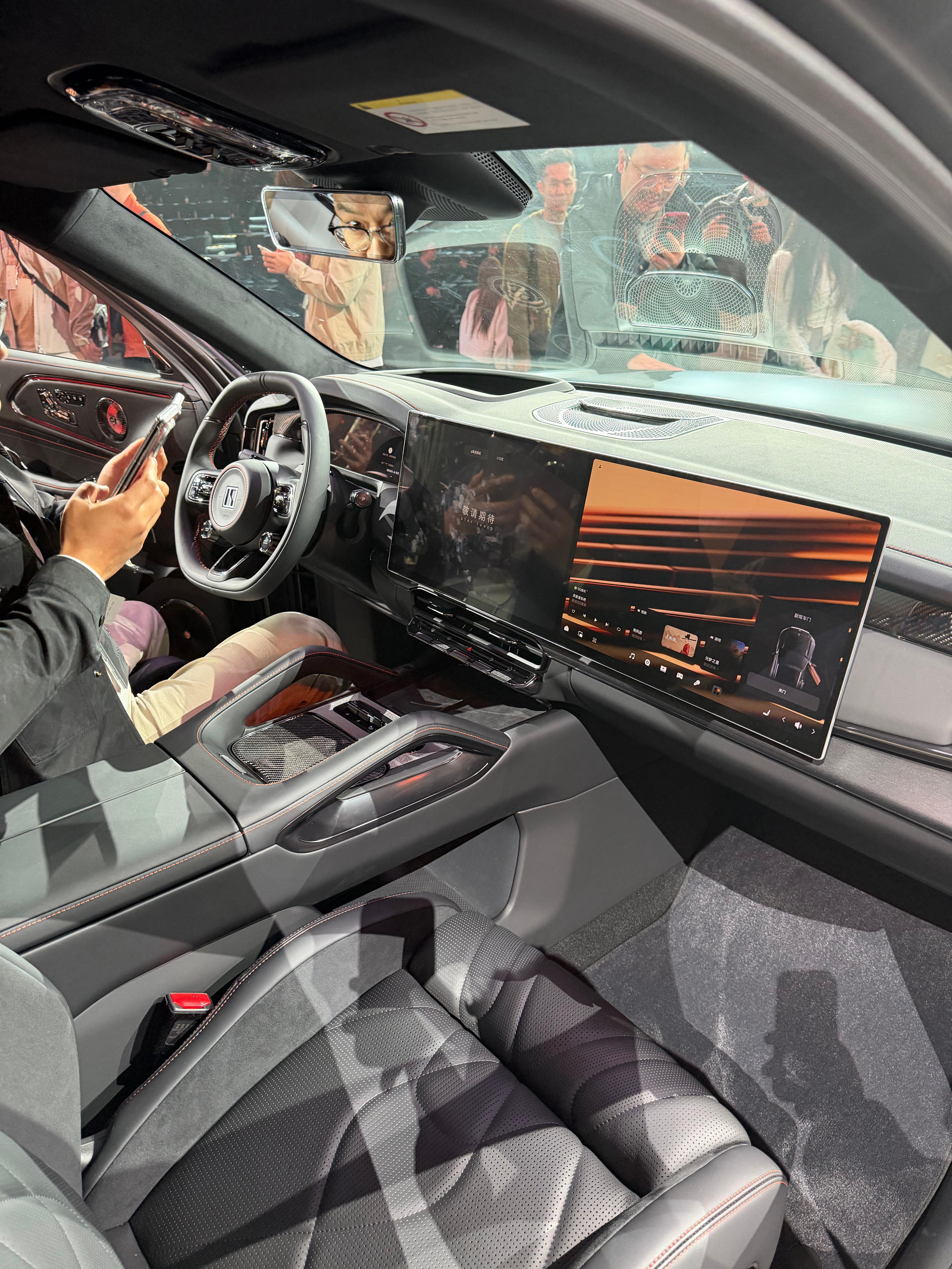 ZEEKR 8X 曜影版 有点帅的 这个时代还能坚持研发燃油性能车的话别的就先不