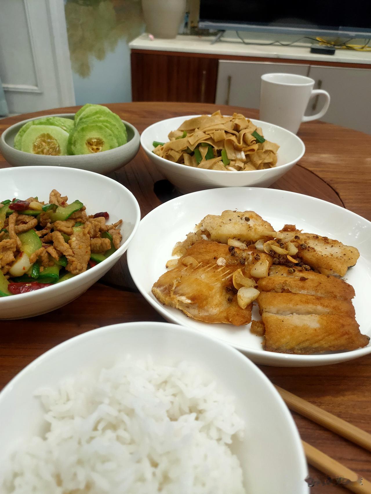 做菜的过程真的很治愈。它可以让浮澡的心慢下来，不急不燥，只专注于食物本身。越简单