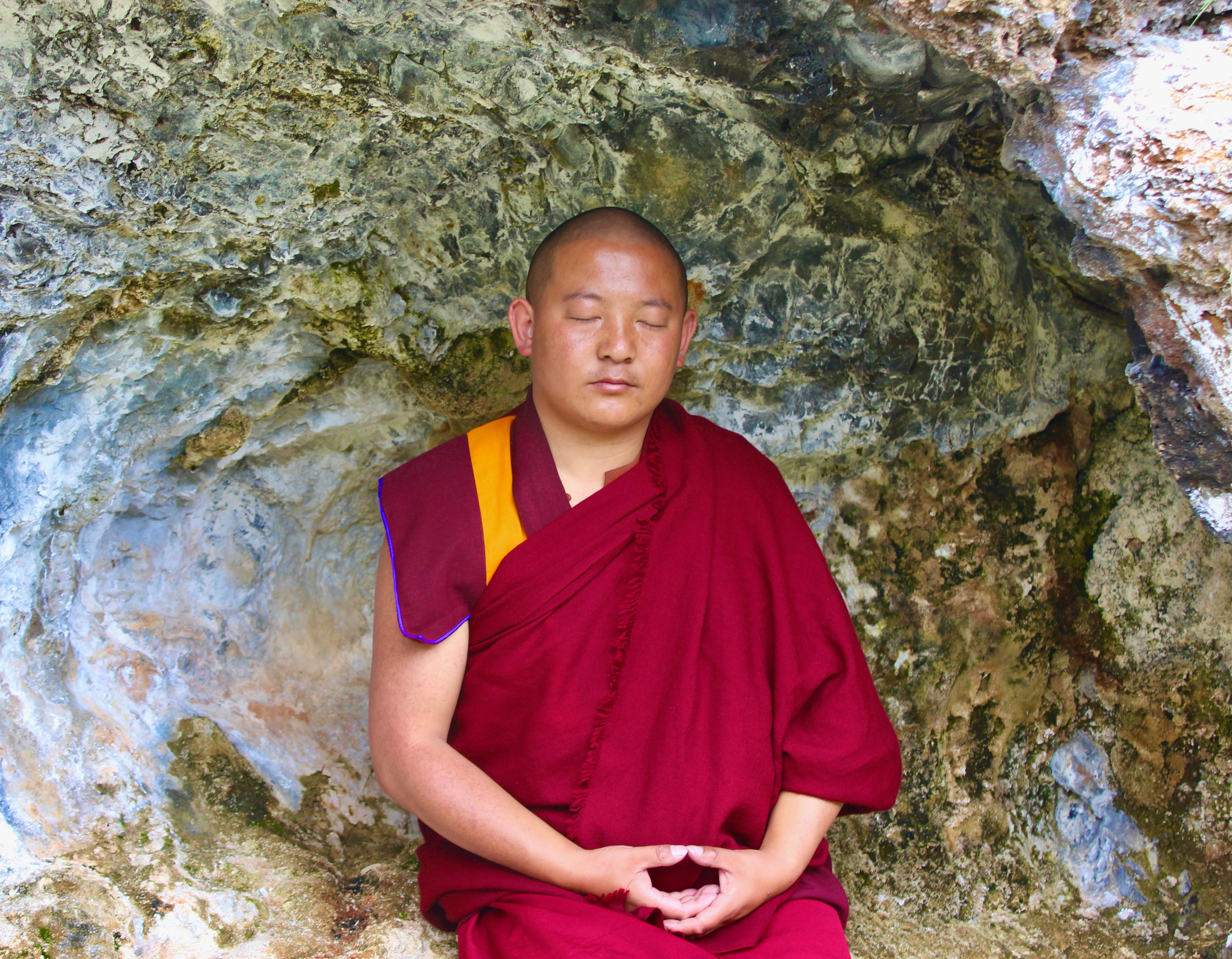 这个世界上没有人可以逼着你去难过、逼着你去烦恼，只有你自己可以让自己悲痛难过。 