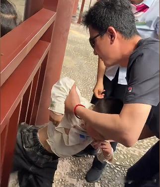 五一游玩惊现暖心救援！逆向思维大哥成孩子救星

五一假期本是游玩的欢乐时光，可在