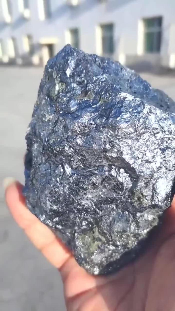 关于“特朗普承诺乌克兰‘黄金’安全保障方案”的说法，目前没有可靠的官方信息或主流