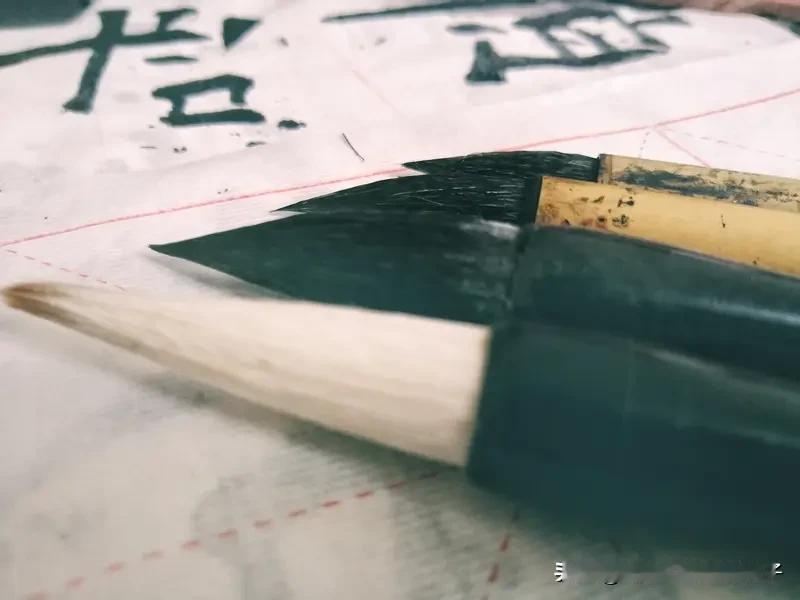 看到“读书破万卷”这个上联，瞬间来了兴致。这上联出自杜甫的诗句，强调读书之多、学