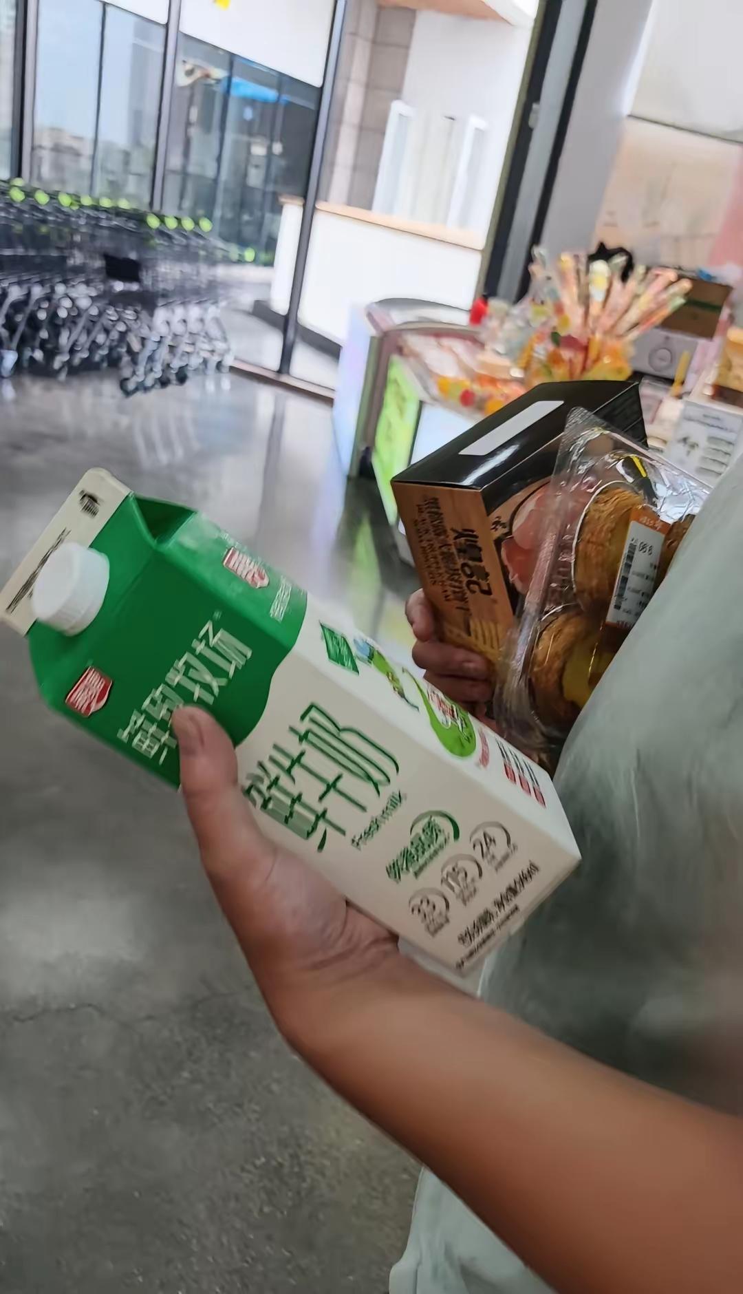 一家四口都面临失业
弟弟大专毕业，性格内向，不爱说话，自从毕业之后一直在找工作，