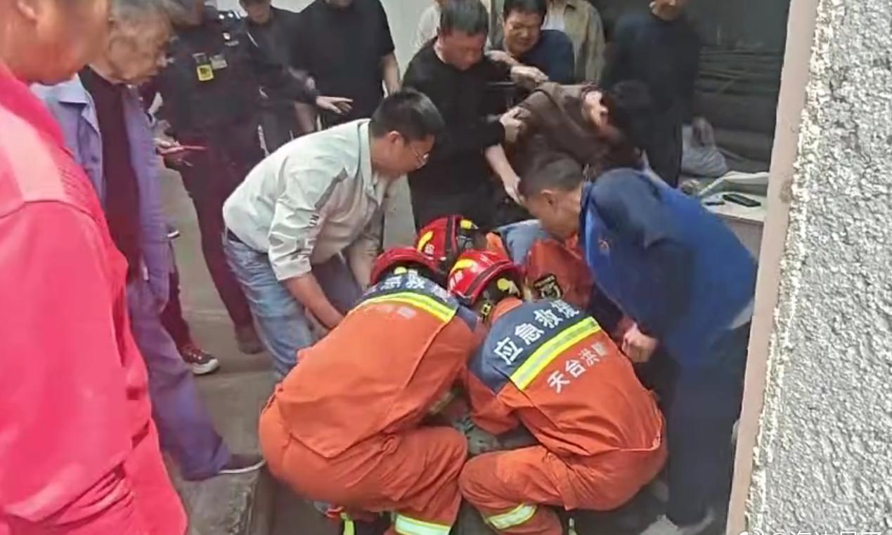 台州一村民不慎跌落深井危急时刻他出手了天台村民不慎坠井，四川小伙吴志东挺身而出及