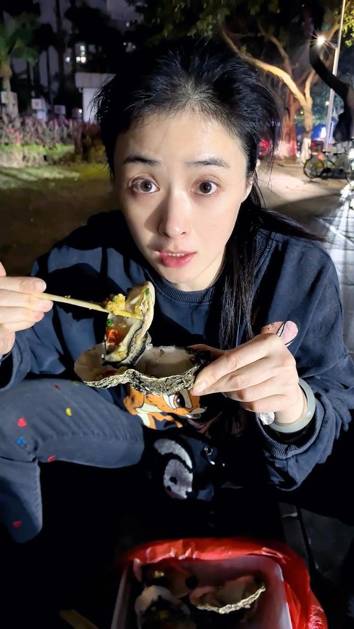 蒋欣路边连吃12只生蚝  蒋欣路边吃生蚝 蒋欣路边吃生蚝，好接地气 