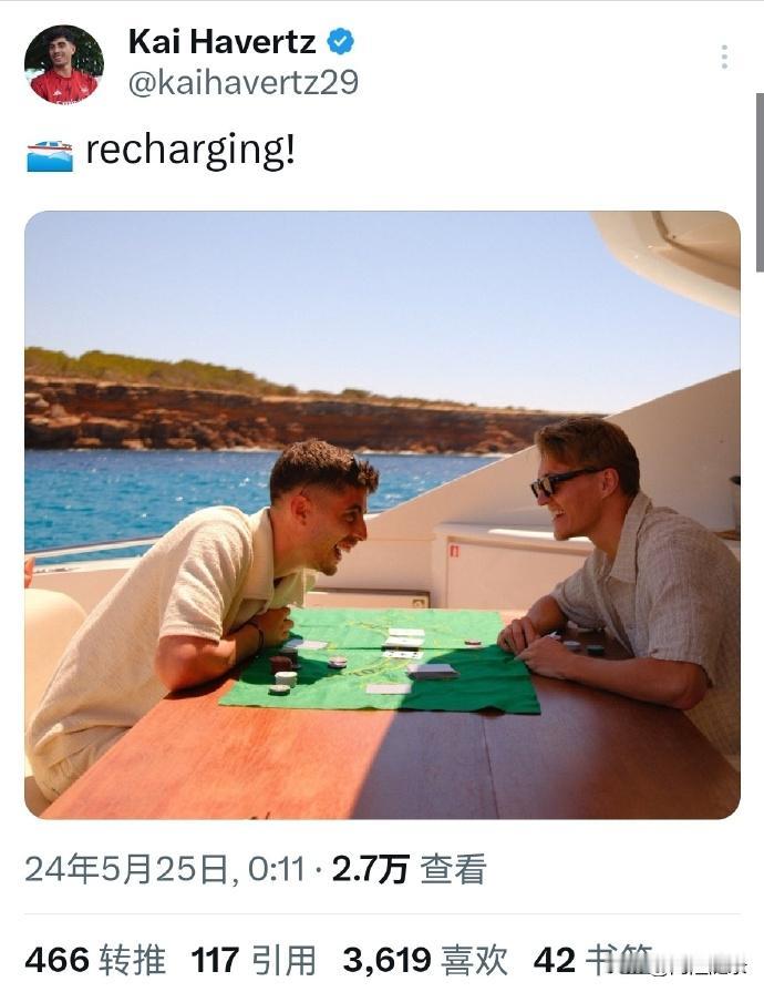 放假也在一起，这俩真是好基友。

一个德国，一个挪威，这俩倒是阿森纳里踢球最细腻