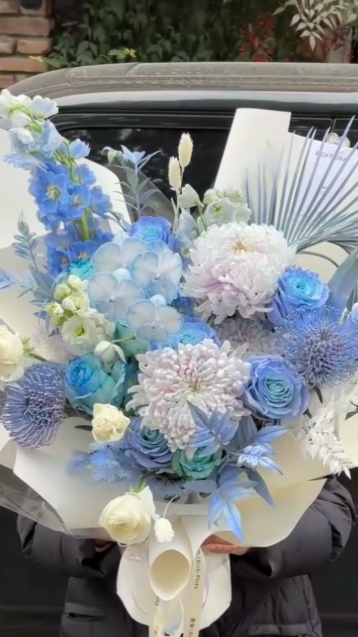 《凤舞九天》剧组给大男主龚俊送了花篮，霁风蓝色系凤舞九天