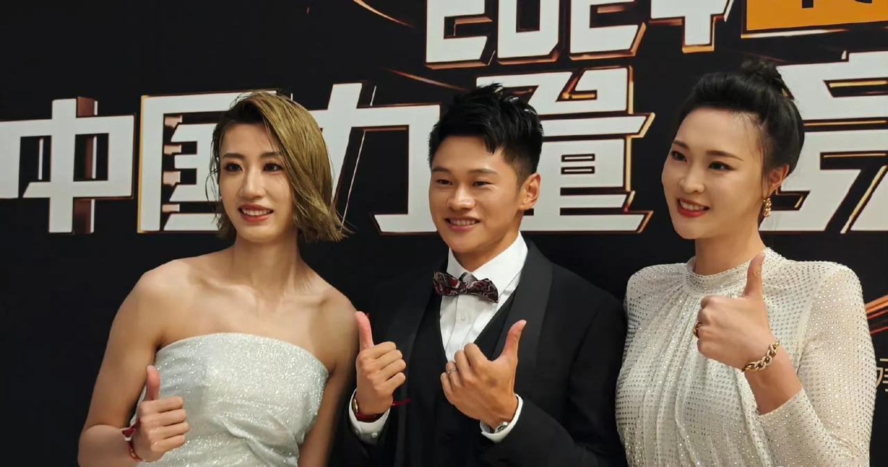 照片中的三位，男士帅气有型，女士气质出众，颜值绝佳。妥妥的都是俊男靓女！让人一眼