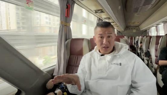 被绿营变着法折磨后，岛内网红依旧高呼“祖国第一”！
 
岛内网红“馆长”陈之汉再