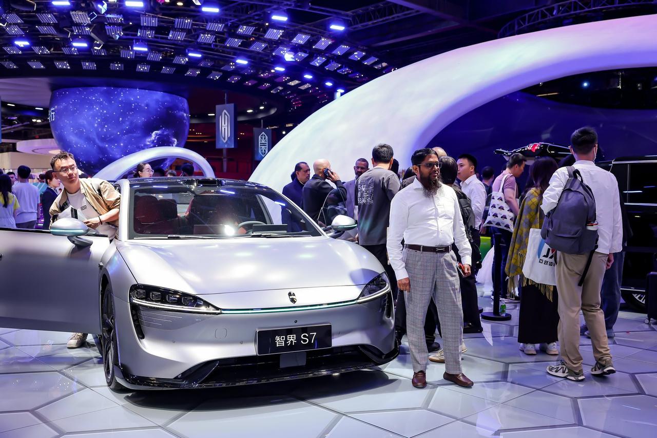 车展开会客厅，鸿蒙智行在玩一种很新的沟通
今年北京车展，鸿蒙智行搞了个《会客厅》