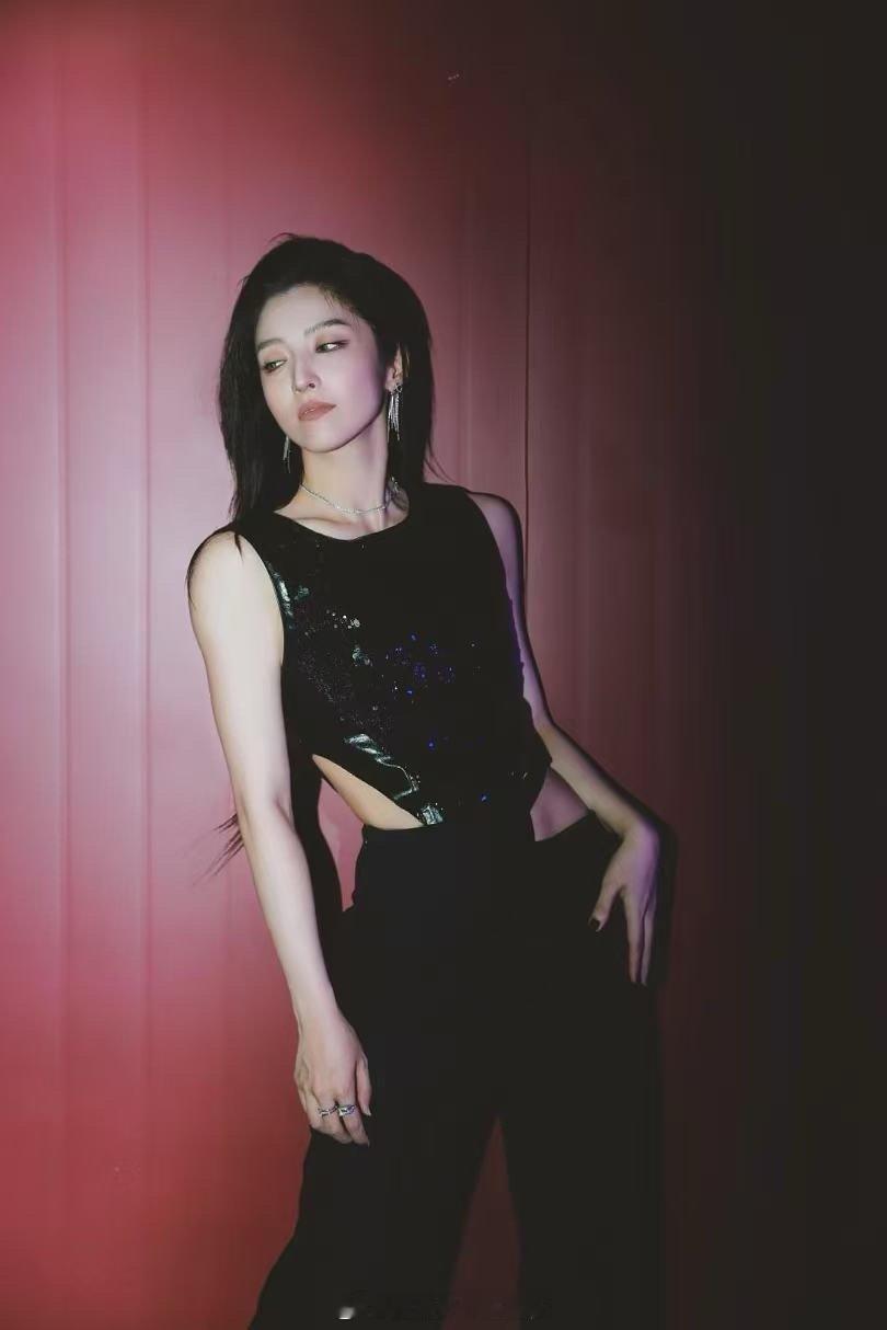 潘辰来浪姐求职了 看到潘辰爽朗自信地“求职”，瞬间被圈粉！她认为乘风舞台近期最适