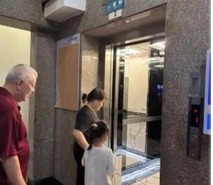 湖南一小区居民称因欠物业费被拉黑不能坐电梯，大量业主只能爬楼回家，官方回应：业主