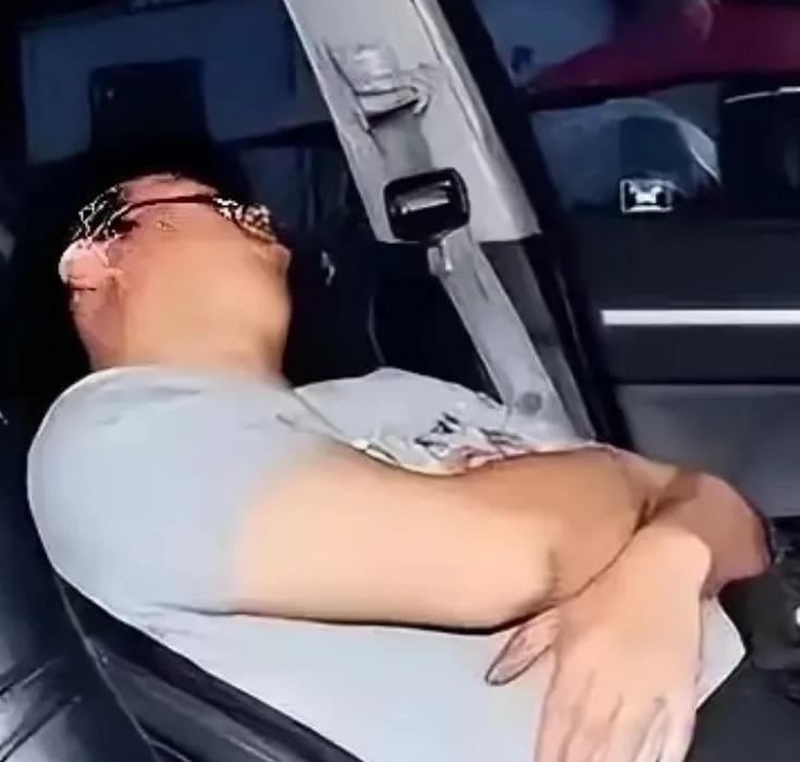 喝酒壮胆，不是违法的理由。四川成都一名男子酒后躺在别人车上睡觉，民警到场将其叫醒