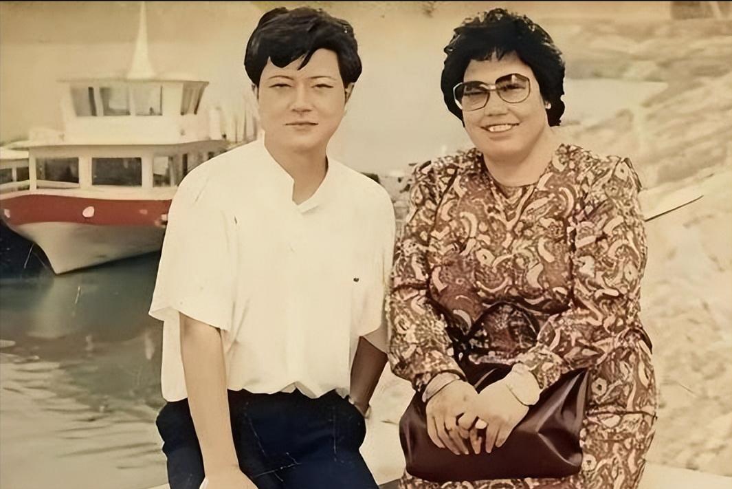 1959年，18岁陈丽华与北京电信系统某高管结婚，生了1子2女后，俩人和平分手，