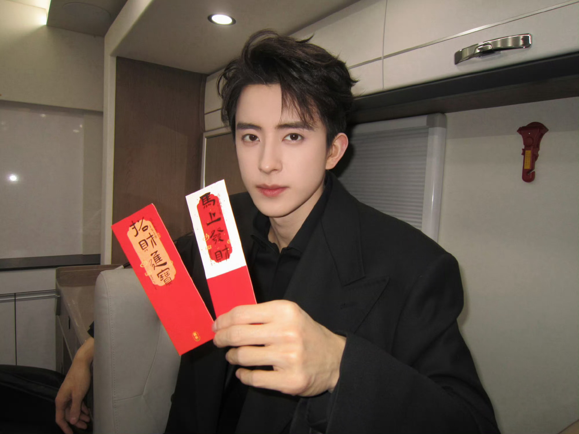 敖瑞鹏年末plog捕捉到一只手持“马上发财”的敖总！这波新年祝福我先收下了，也祝