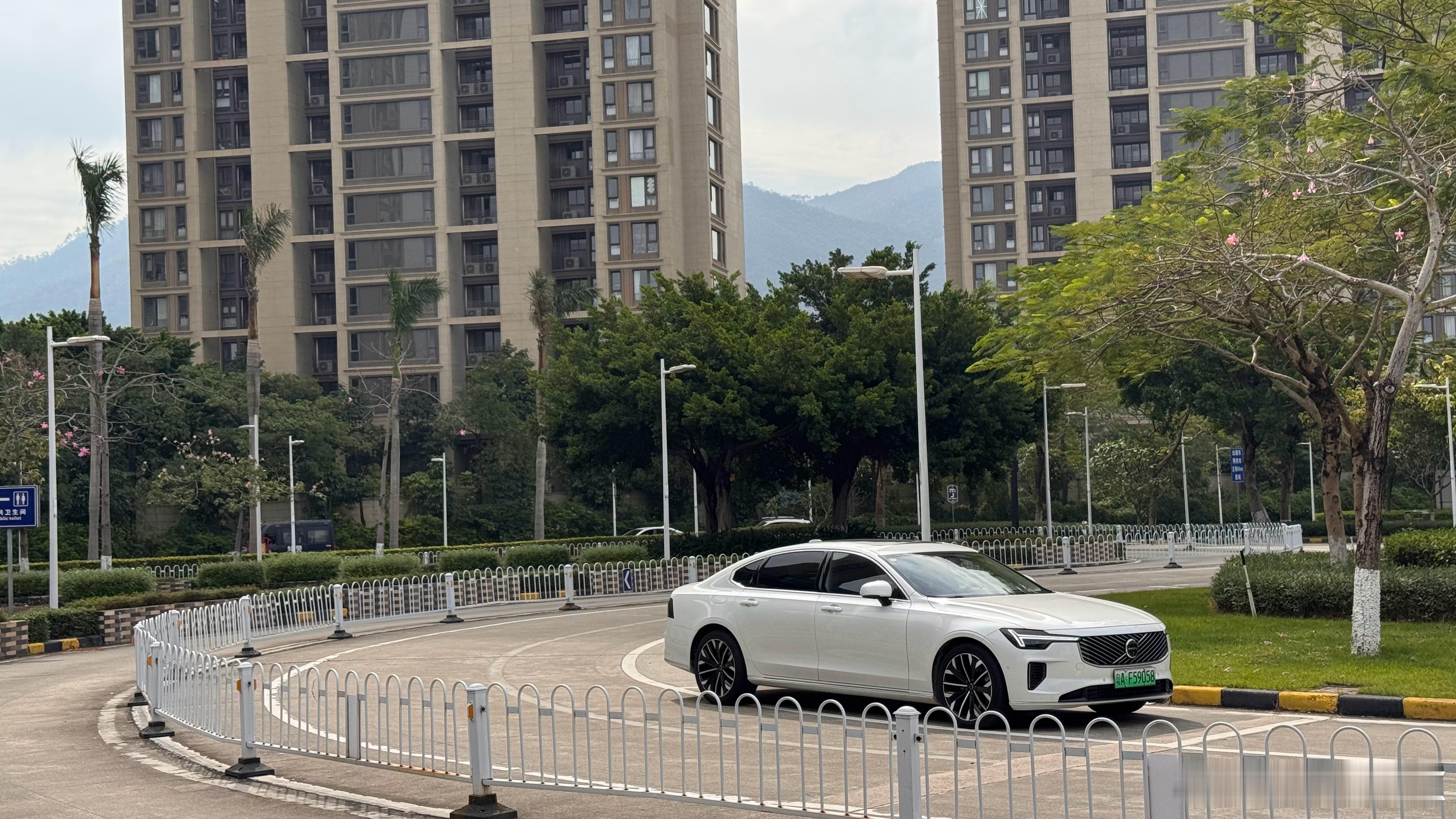 如果你从后视镜内看到一个极快的油车面孔贴近不用怀疑那绝对是一辆沃尔沃的T8[并不